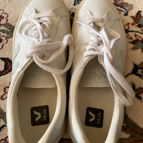 Veja Women’s Leather Sneaker in Size 10 - Picture 2 of 6